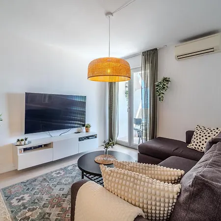 Apartment Zest Split