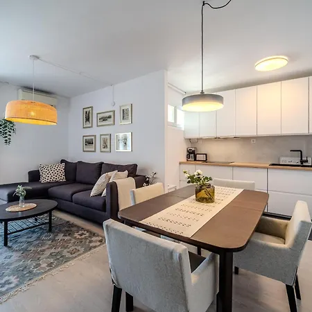 Apartment Zest Split